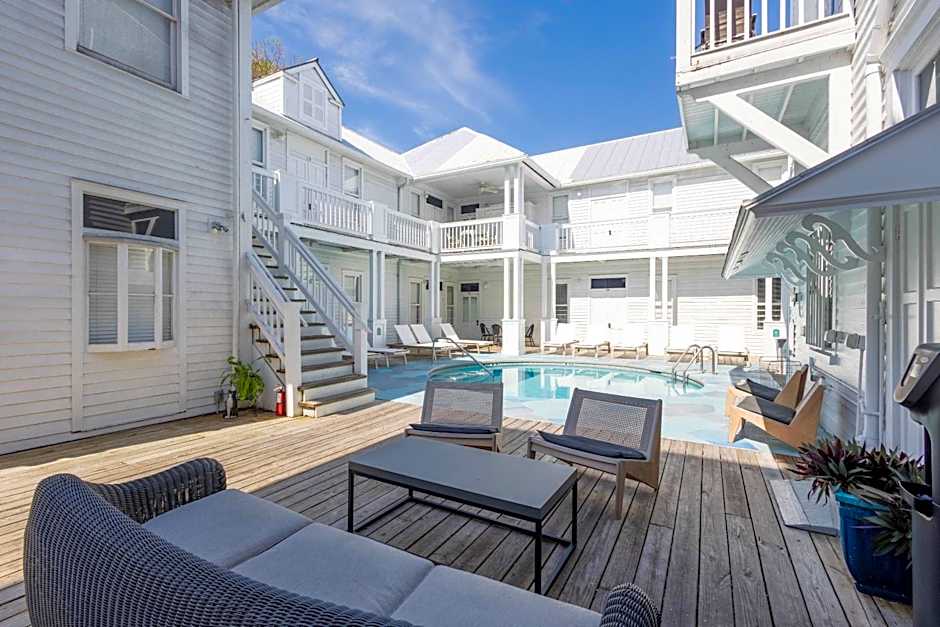Deluxe King - Curry Mansion with Pool!