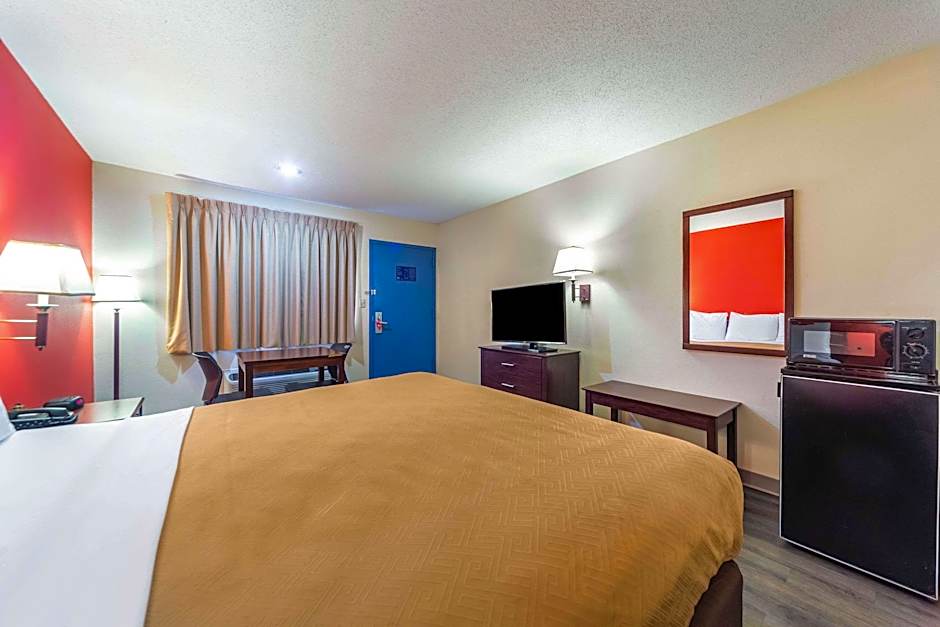 Photo 1 of 3 of Senior 1 King Bed, Accessible, Smoking