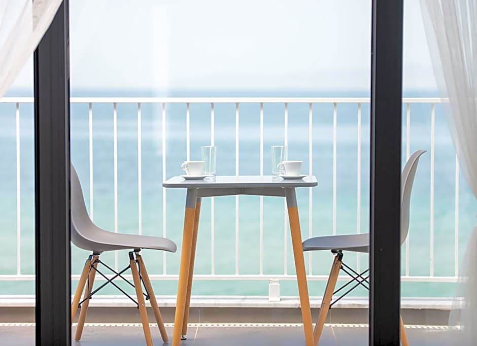 Grand Dodo's Triada Seaview Studios