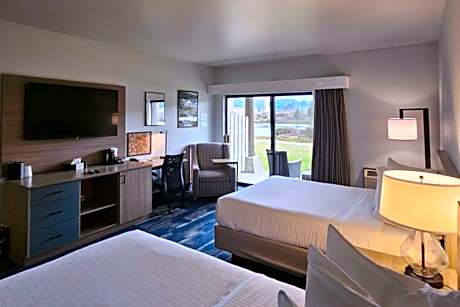 Queen Room with Two Queen Beds/Waterview - Non Smoking