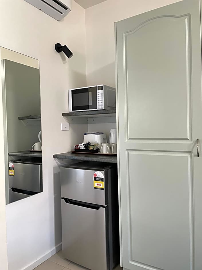 SHEPPARTON MOTOR INN Tudor House Motel