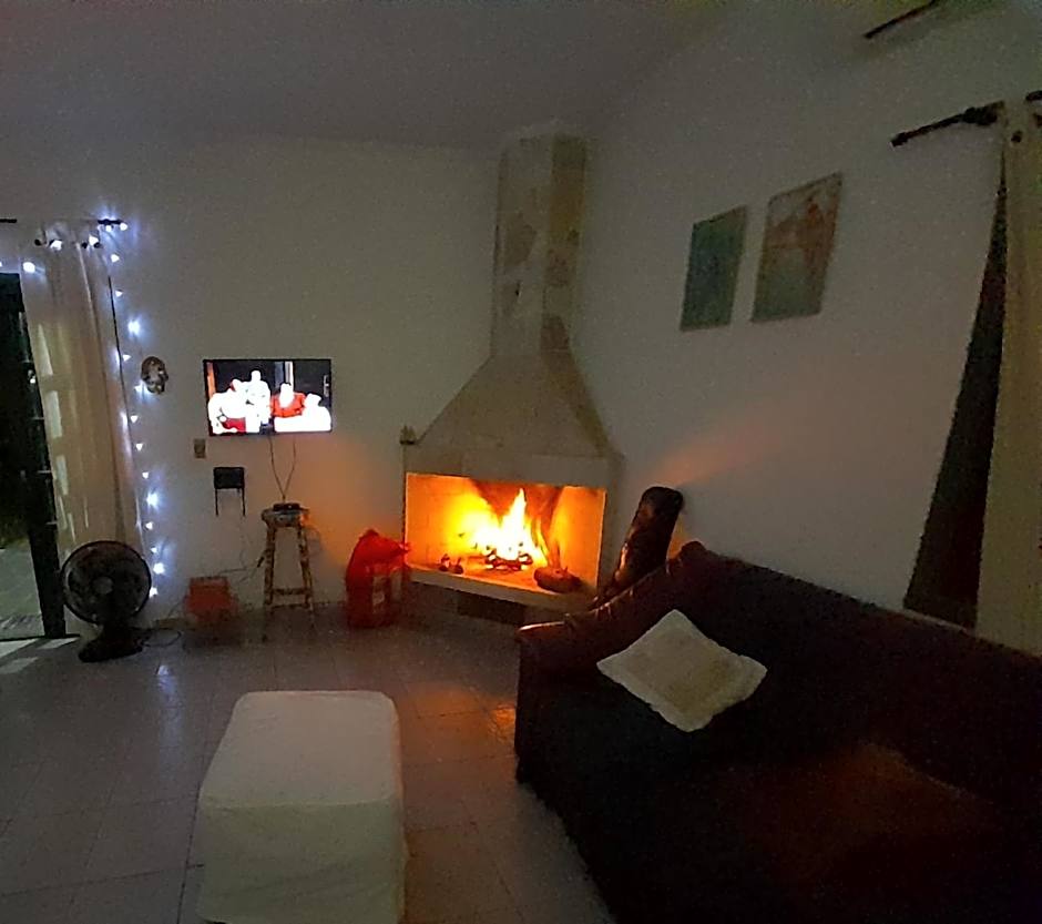 Flor Casa 2 dorms com ar, churrasqueira, cond fech, piscina