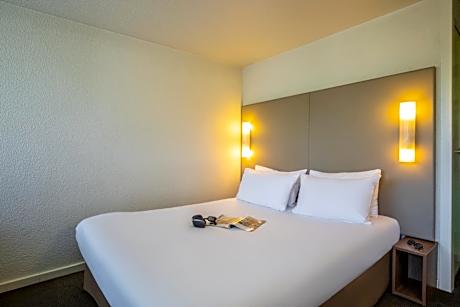 Double Room with One Double Bed and One Junior Bed (Up To 10 Years)