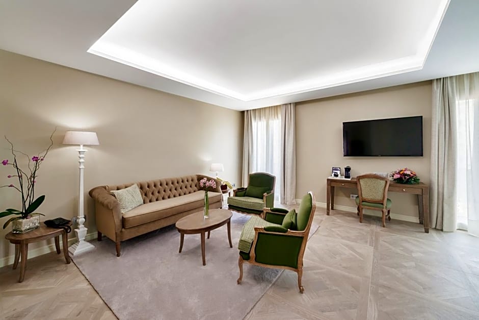 Lamaro Hotel