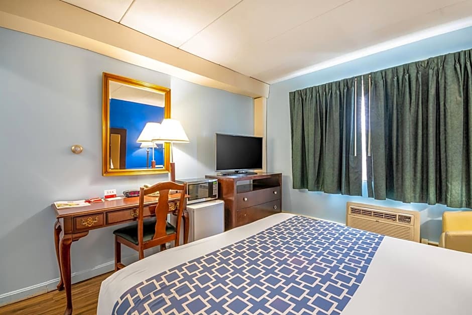 Econo Lodge Inn & Suites Windsor Locks Bradley Airport