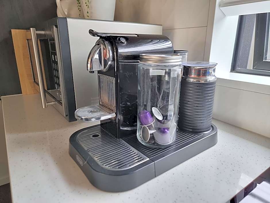 Addington townhouse with carpark 8mins walk to Hagley park south