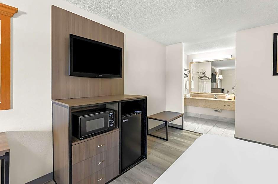 Quality Inn Cleveland Airport