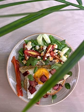 DELUXE WITH HOT TUB AND TERRACE