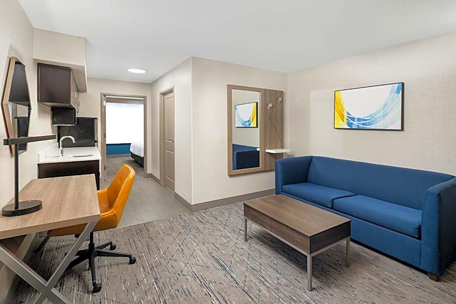 Holiday Inn Express & Suites - Green Bay East By IHG