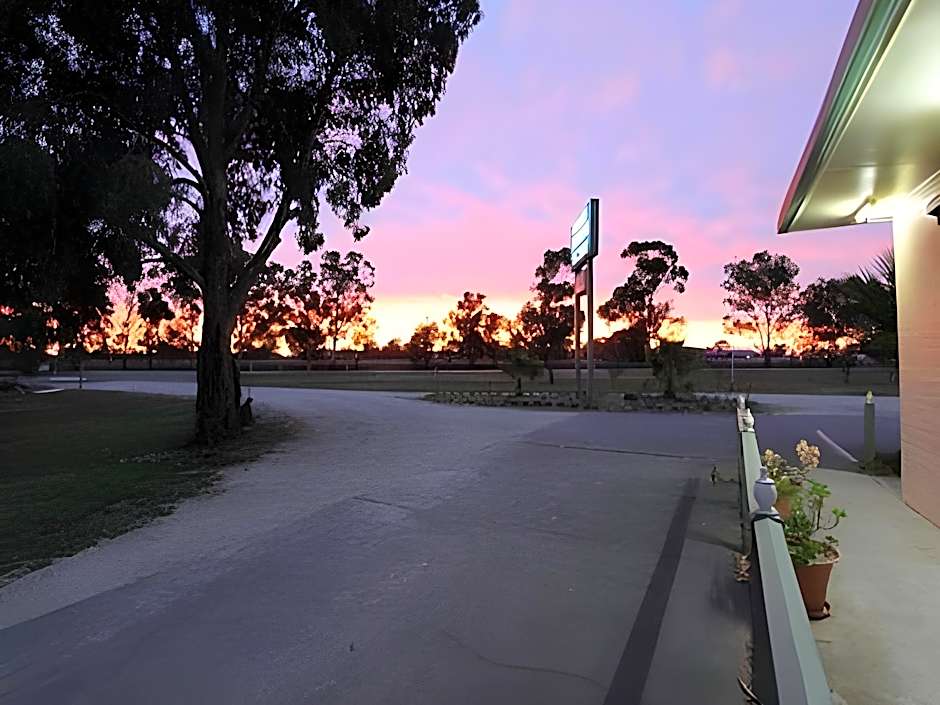 Lazy River Motor Inn