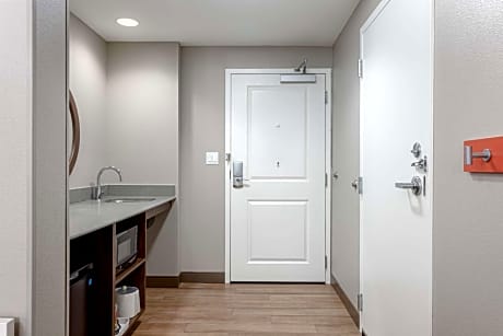 Queen Studio with Roll-In Shower - Hearing Accessible