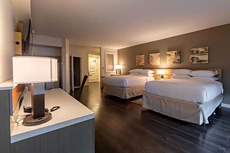 Larger Guest room with 2 Queen, Courtyard view