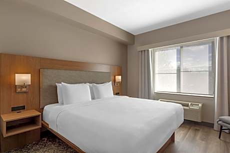 1 King Bed NSMK Executive Room Sofabed Microwave And Fridge Wi-Fi Shower Only Full Breakfast