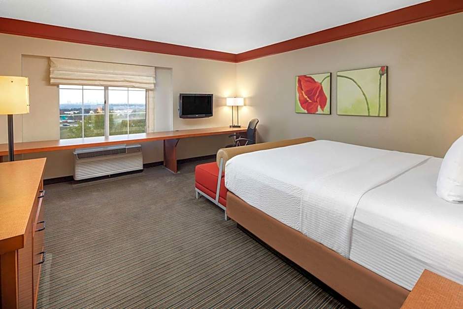 La Quinta Inn & Suites by Wyndham Atlanta Ballpark/Galleria
