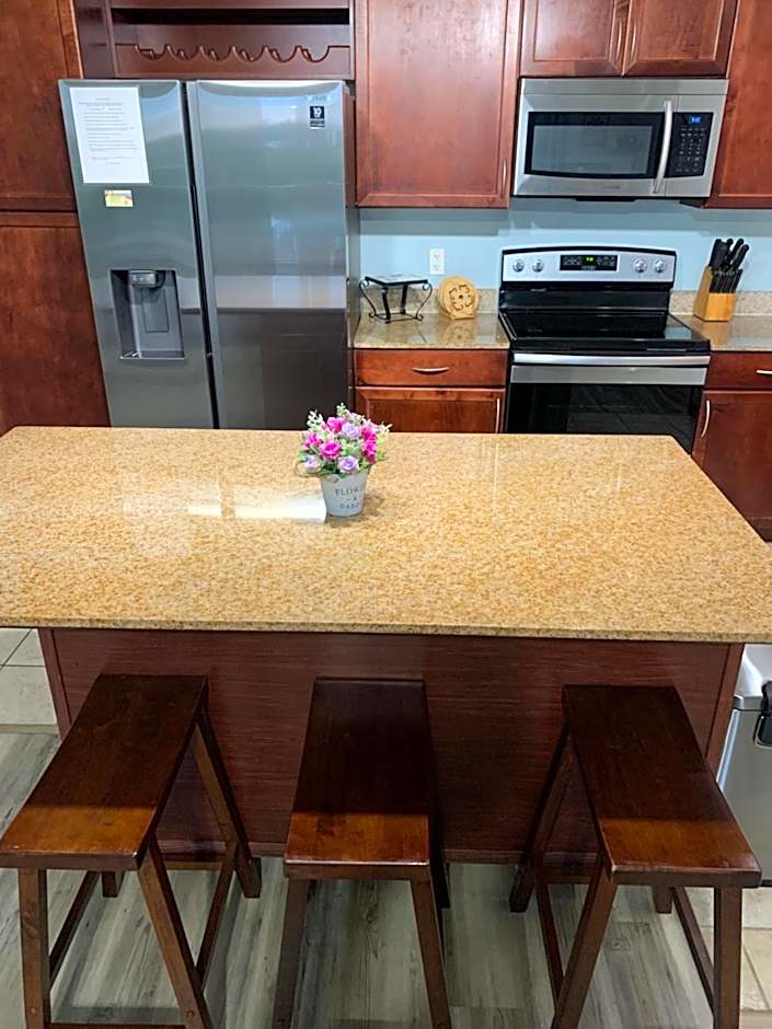LAKETOWN 5 POOLs STEPS TO BEACH FAMILY FRIENDLY