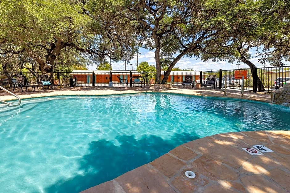 The Historic Leakey Inn