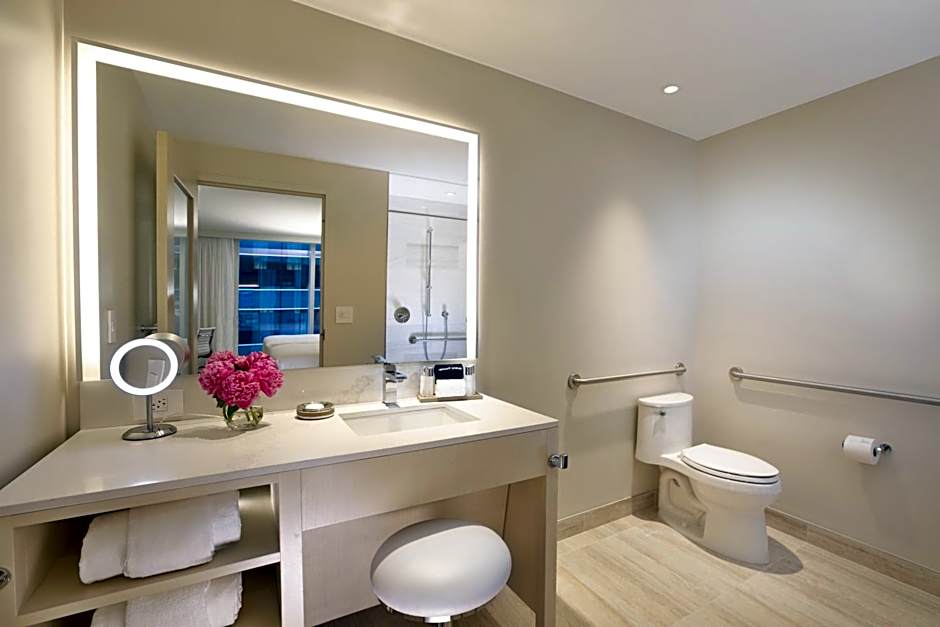 HALL Arts Hotel Dallas, Curio Collection by Hilton