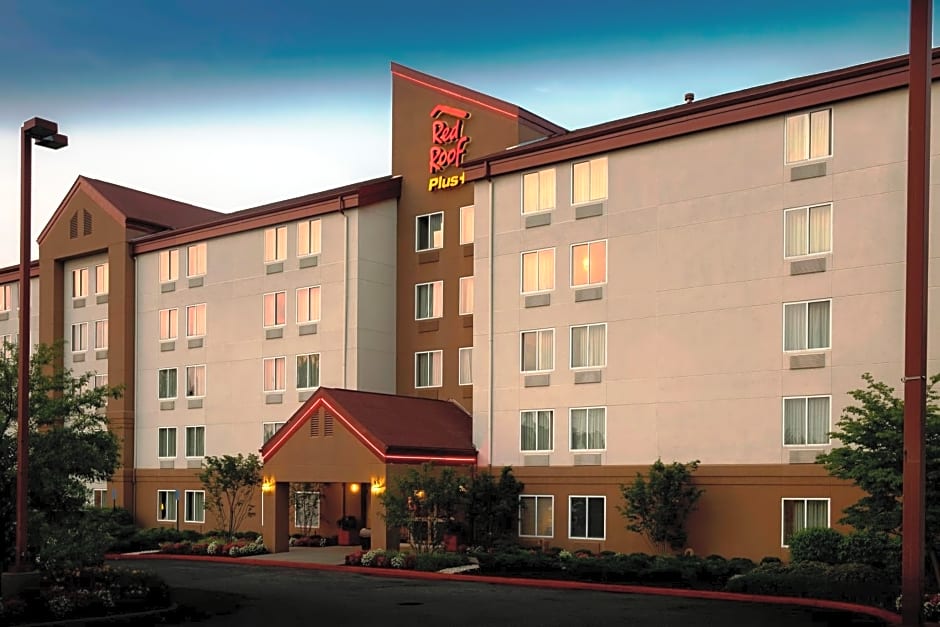 Red Roof Inn PLUS+ Long Island - Garden City