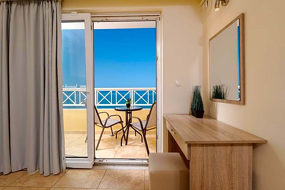 Nefeli Beach - living by the sea