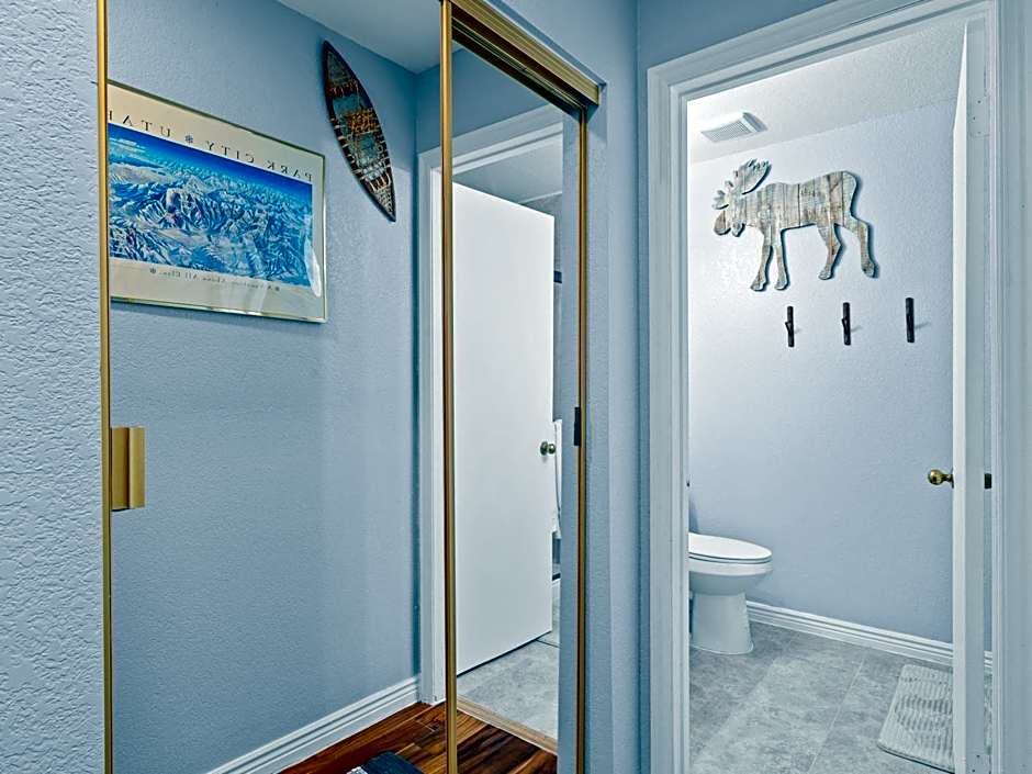 Carriage House Condominiums by All Seasons Resort Lodging