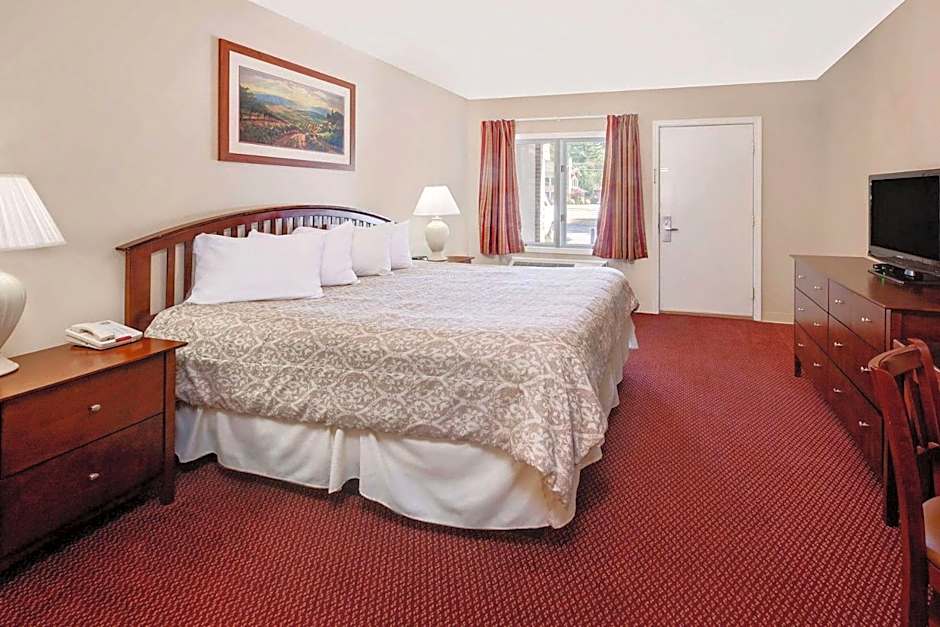 Super 8 by Wyndham Traverse City