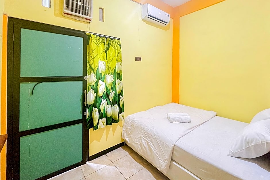 Sion Homestay Mitra RedDoorz near Terminal Kertajaya Mojokerto