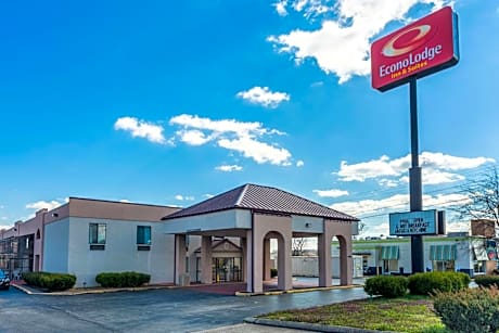 Econo Lodge & Suites Clarksville near Governors Square Mall