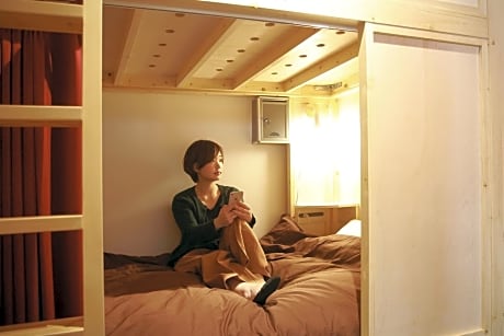 Bed in 6-Bed Female Dormitory Room - Non-Smoking