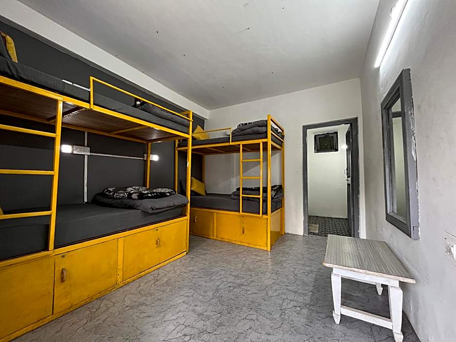 Young Monk Hostel & Cafe Manali