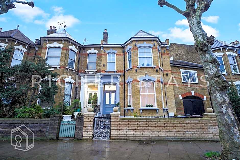 Hackney Suites - En-suite rooms & amenities