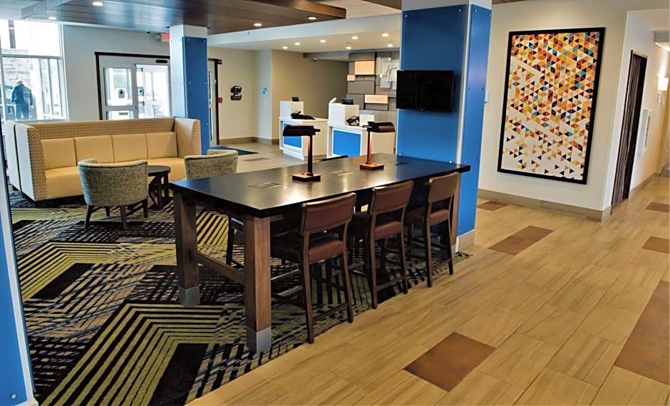 Holiday Inn Express & Suites Dayton North - Vandalia, an IHG Hotel