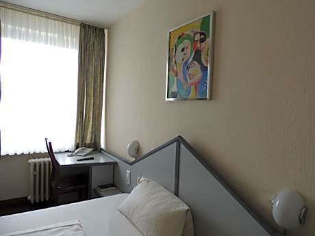 Single Room with Shared Shower and Private External Toilet