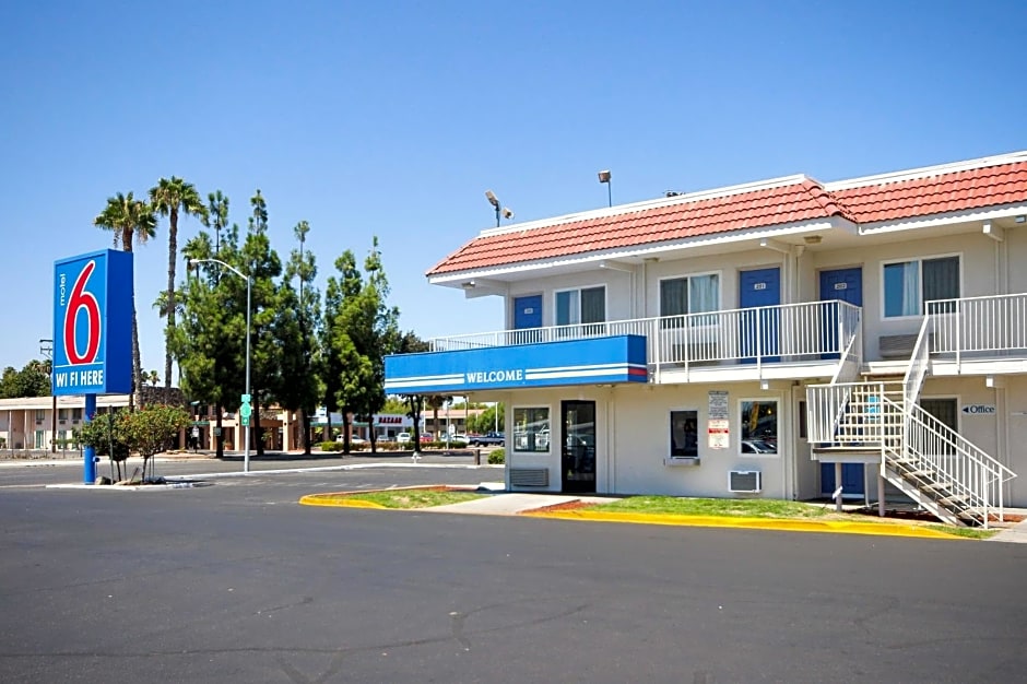 Motel 6 Fresno Blackstone South – Fresno, CA