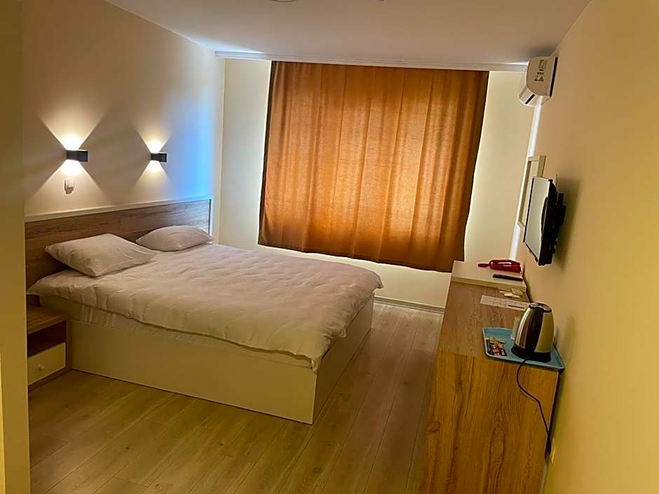 Photo 1 of 4 of Double Room