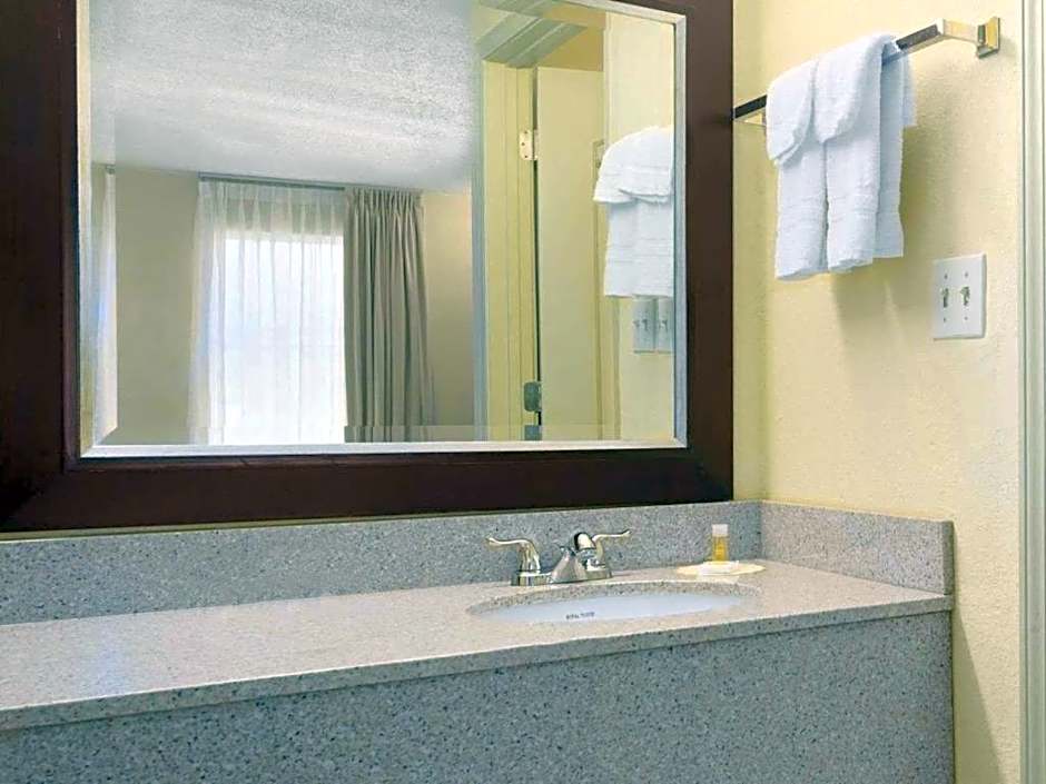 Days Inn by Wyndham Brunswick/St. Simons Area