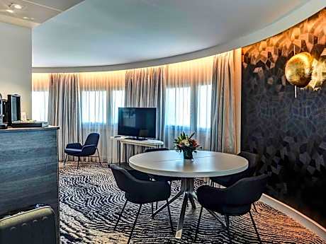 King Suite with Sofa