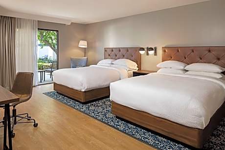Deluxe Guest room, 2 Queen Patio
