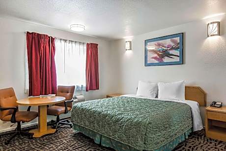 Efficiency Superior King Room - Accessible/Non Smoking