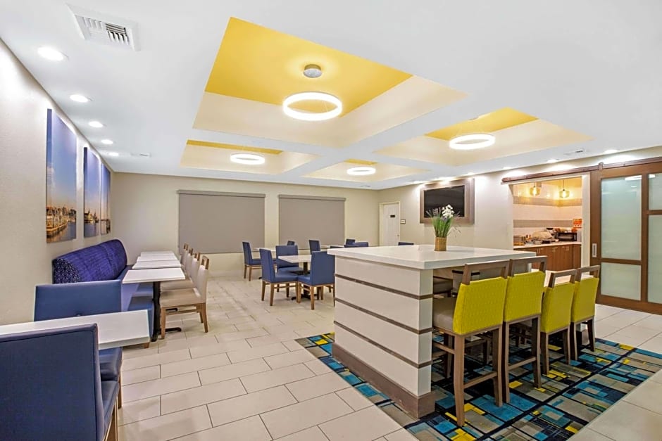 La Quinta Inn & Suites by Wyndham NE Long Beach/Cypress