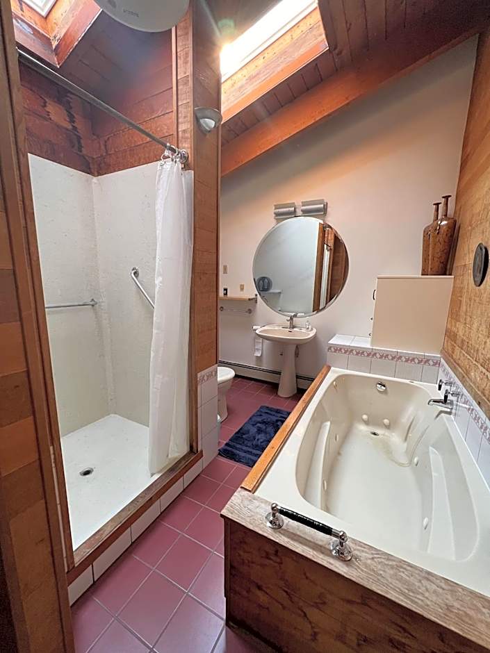 Cypress: Private Bedroom/Bathroom/Office, with Shared Pool, Hot tub