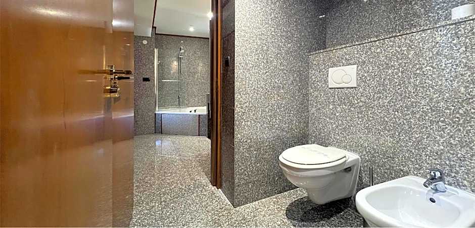 Goldstar Resort & Suites