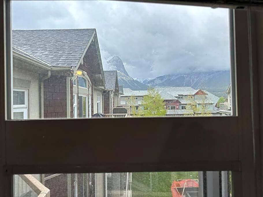 W463 Canmore 2BD 2BT, AC, MT view, Central Location