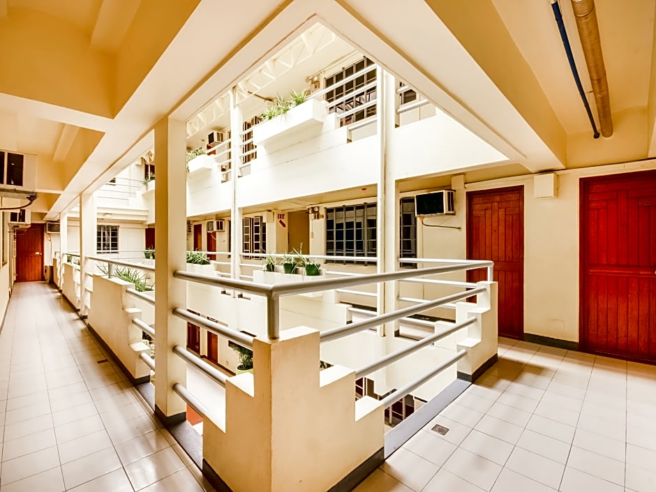 Vaccinated Staff - Capital O 465 Ford's Inn