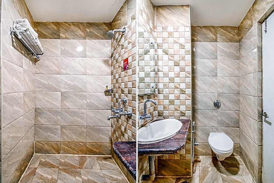 FabHotel Jansi Deluxe - Nr. Gandhipuram Bus stand