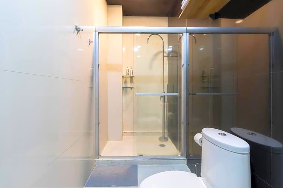 506 Great Location AC 1Bdrm 1bath apt Rooftop
