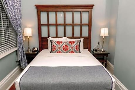 Petite Queen Room