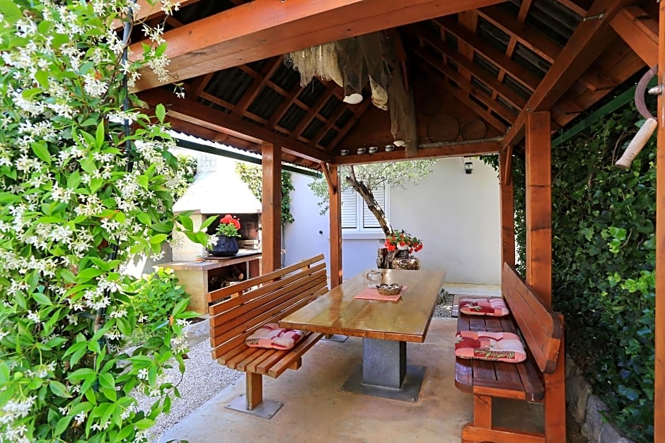 Apartments & Rooms Petra