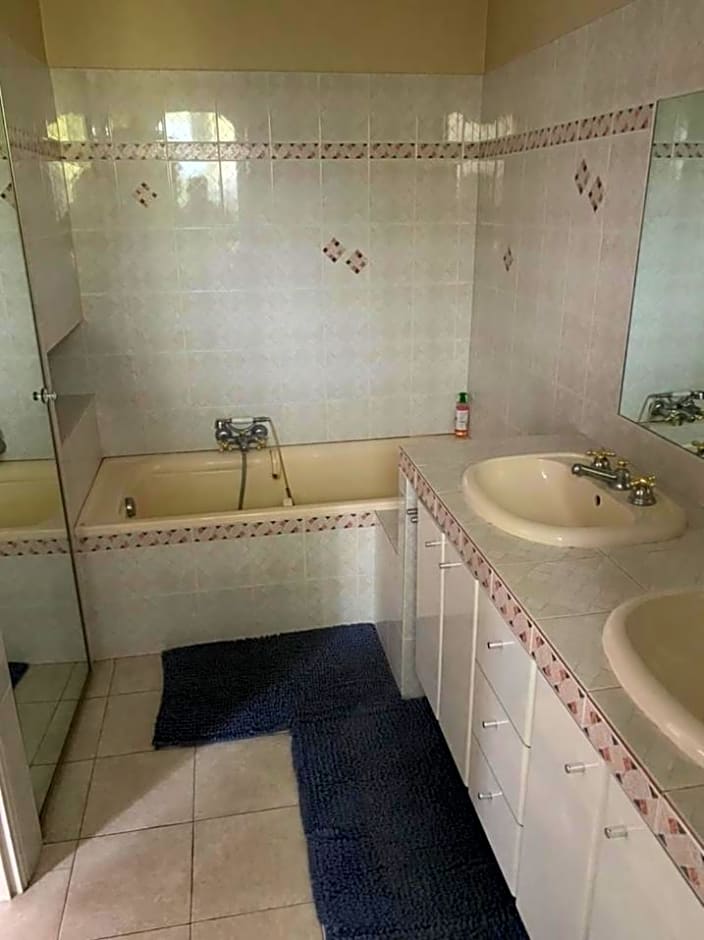 Chambre spacieuse indépendante dans villa plus parking privée