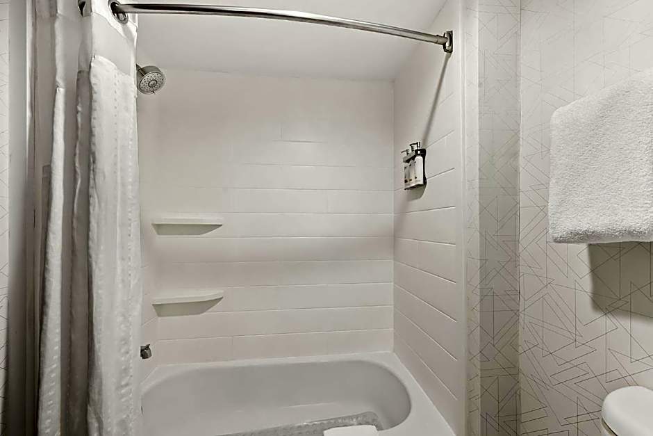 Holiday Inn Express & Suites Raleigh NE - Medical Ctr Area By IHG