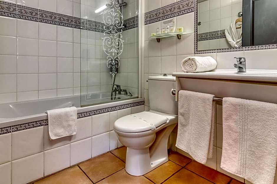 Logis Hôtel Les II Mas - Perpignan Sud